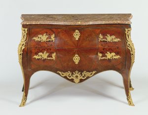 Comò serpentino francese con montature in bronzo dorato e piano in marmo, c.1740 da Unbekannt