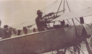 Soldati francesi intorno alla mitragliatrice di un aereo - 1915