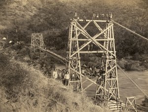 Fresno, California: 1890 Questa fotografia di C.C. Curtis mostra il ponte Smith e Moore sul fiume Kings, parte del flume costruito da Hiram T. Smith e Austin D. Moore, per trasportare legname dalle Sierras per la loro azienda, la Kings River Lumber