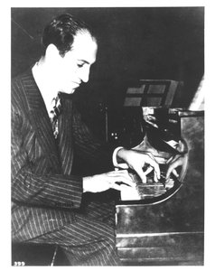 George Gershwin (1898-1937) compositore americano, al pianoforte, c.1935