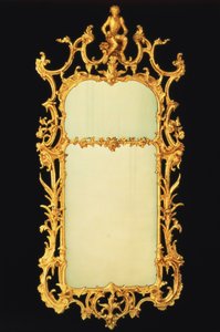 Specchio dorato di Giorgio III, con due piastre, cresta elaborata, centrata dalla figura di una scimmia su un supporto roccioso, c.1765
