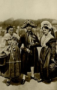 Germania. Persone delle Alpi bavaresi in costumi medievali costosi. 1920 da Unbekannt