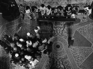 Gruppo di seguaci in una chiesa da Unbekannt
