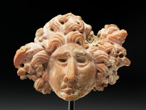Testa di Medusa, da Bactria o Gandhara, II-I secolo a.C.