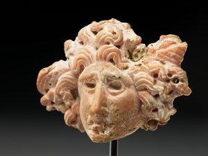 Testa di Medusa, da Bactria o Gandhara, II-I secolo a.C.
