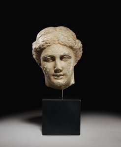 Testa di una dea, periodo classico, c. fine V - inizio IV secolo a.C.