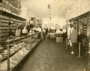 Interno del negozio di scarpe John Sewell & Co. al 304-6 12th Avenue (Flagler Street), c.1910 da Unbekannt