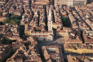 Italia, Emilia Romagna, Modena, vista aerea della città con la cattedrale da Benjamin Baud