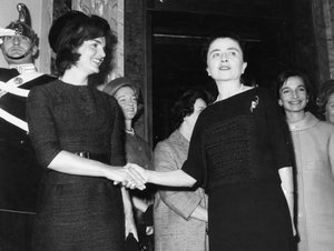 Jacqueline Kennedy con Carla Gronchi. Roma. 1962. da Unbekannt