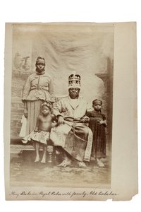 Re Duke in abiti reali con la famiglia, Old Calabar, Nigeria, c.1890