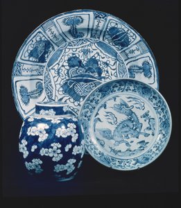 Piatto da portata in porcellana Kraak, periodo Wan Li (1573-1619); piatto provinciale, inizio XVI secolo; vaso di zenzero in porcellana blu e bianca, periodo K