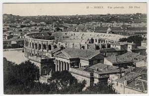 Nimes: vista generale della città con le arene e la Maison Carree