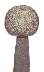 Spada a due mani tardo medievale, con lama vichinga precedente e recante le armi della famiglia De Bohun, Conti di Hereford ed Essex, XI - XIV secolo