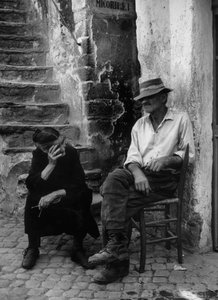 Uomo e donna davanti alla loro casa