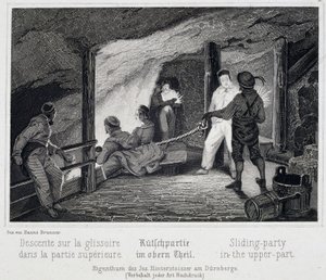Miniera di sale: visitatori che si sistemano nella parte superiore dello scivolo che conduce nei sotterranei della miniera, a Durrnburg, Austria