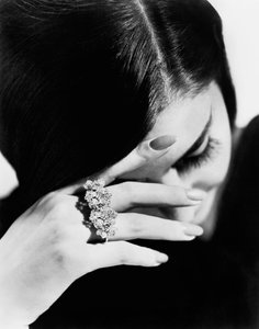 Modella che indossa un anello realizzato dal gioielliere Giulio Veronesi, Bologna (foto in bianco e nero) da Unbekannter Künstler