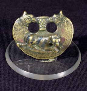 Montatura decorata con teste di grifoni e una tigre con strisce in niello, fine I-inizio II secolo d.C. da Unbekannt