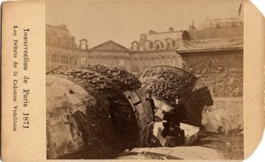 Comune di Parigi (1871): due comunardi posano vicino ai detriti della colonna caduta di Place Vendome a Parigi da Unbekannt