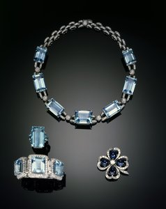 Collana, anello, spilla e braccialetto