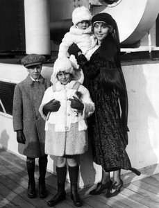 New York City (USA), dicembre 1923: Fotografie sul SS Paris, Mrs Guinevere Sinclair Gould (vedova del finanziere George J. Gould I) e i suoi tre figli (George J. Gould Jr, Jane S. Gould e Guinevere S. Gould) durante l