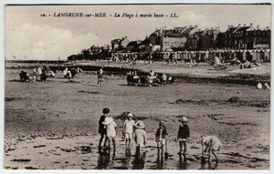 Langrune sur Mer: un gruppo di bambini che giocano sulla spiaggia a bassa marea da William M. Timlin