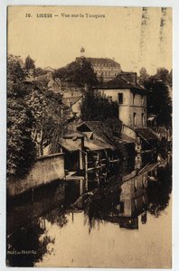 Normandia, Calvados (14), Lisieux: case sul bordo del Touques - Cartolina datata 1934 da William M. Timlin