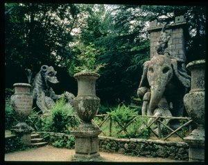 Uno degli elefanti di Annibale e un drago che combatte con un leone, sculture dai giardini del Parco dei Mostri progettati tra il 1550-63 dal Duca di Orsini, su disegni di Giacomo Barozzi da Vignola (1507-73) da Unbekannt