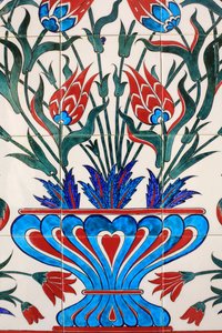 Uno degli 80 pannelli di Iznik - piastrelle di ceramica altamente decorate popolari nel XVI secolo - che caratterizzano distintamente gli edifici imperiali e religiosi di Istanbul. Moschea Sheikh Zayed. 1995