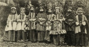 Donne ossetine in costume tradizionale, gruppo minoritario nell