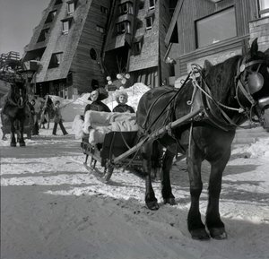 P. Topaloff e Alice Sapritch ad Avoriaz durante il Festival del Film Fantastico il 29 gennaio da Unbekannter Künstler