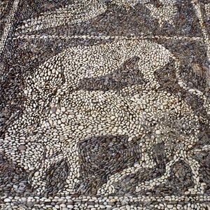Pantera che attacca un toro (mosaico di pietra) da Unbekannt