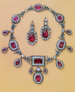 Parte di una parure antica di spinelli e diamanti comprendente tiara, ornamento per capelli, collana e orecchini