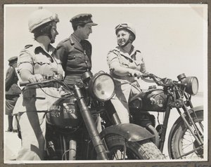 Fotografia da un album contenente 65 fotografie relative al Servizio Territoriale Ausiliario e alle Forze Britanniche in Medio Oriente da Unbekannt