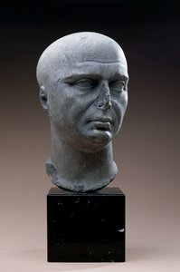 Testa ritratto di un sacerdote di Iside con testa rasata, romana, II secolo d.C. (marmo grigio scuro) da Unbekannt