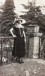 Ritratto di una donna, forse membro della famiglia Torrigiani, appoggiata alla balaustra di una terrazza da Unbekannter Künstler