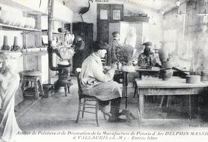 Cartolina che raffigura artigiani al lavoro nella produzione di ceramiche d