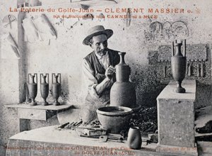 Cartolina con Clement Massier (1844-1917), maestro vasaio di Poterie de Golf-Juan al lavoro nel suo studio, Francia, XX secolo da William M. Timlin
