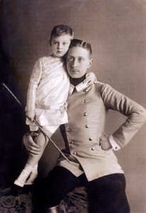 Principe Guglielmo di Hohenzollern (1882-1951) alias Principe Ereditario, figlio del kaiser Guglielmo II, con il suo figlio maggiore, anch