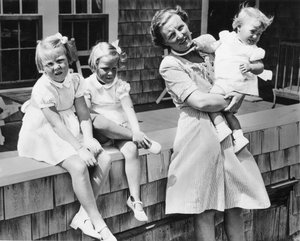 Principessa Juliana dei Paesi Bassi (a destra) e le sue tre figlie bionde, Beatrix, 6 anni, Irene, 4 anni, e Margriet Francesca di 18 mesi, in vacanza a Cape Cod sperando che l