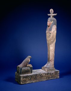 Figura di Ptah-Soker-Osiride in piedi su un plinto a scatola di fronte a un sarcofago con un falco Horus, oggetto funerario, egiziano, Periodo Tolemaico, c. 200 a.C. (legno policromo)