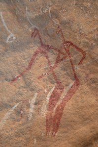 Arte rupestre, Preistoria: Dipinto rupestre di due personaggi longilinei in un rifugio ornato nelle montagne di Uweinat, Sudan