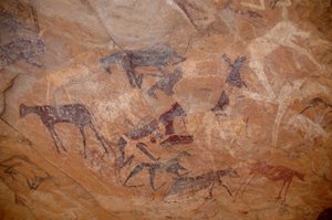 Arte rupestre, Preistoria: Pittura rupestre di bovini, un ginocchio in un rifugio adornato nel massiccio di Uweinat, Sudan (Karkur-Talh o Karkur Talh). Periodo da 8000 a 3000 anni a.C. da Unbekannt