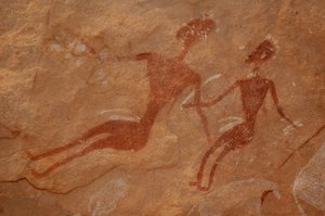 Arte rupestre, Preistoria: Dettaglio di una pittura rupestre di due personaggi in un rifugio ornato, nel massiccio di Uweinat, Egitto