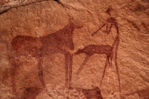 Arte rupestre, preistoria: Pittura rupestre di una mucca, vitello e personaggio (arciere) in un rifugio ornato, nel massiccio di Uweinat, Egitto. Periodo da 8000 a 3000 anni a.C.