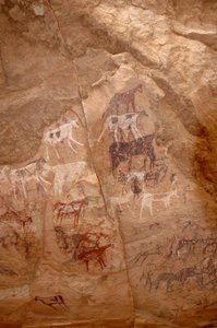 Arte rupestre, preistoria: Pittura rupestre di un gruppo di bovini e personaggi in un rifugio ornato, nel massiccio di Uweinat, Sudan (Karkur-Talh o Karkur Talh). Periodo da 8000 a 3000 anni a.C.