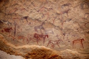 Arte rupestre, Preistoria: Pittura rupestre di un gruppo di bovini e personaggi policromi (pastori e arcieri) in un rifugio ornato, nel massiccio di Uweinat, Sudan. Periodo da 8000 a 3000 anni a.C. Fotografia da Unbekannt