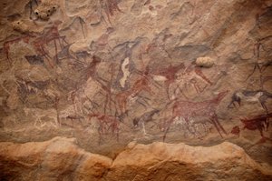 Arte rupestre, Preistoria: Pittura rupestre di un gruppo di bovini e personaggi policromi in un rifugio ornato, nel massiccio di Uweinat, Sudan. Periodo da 8000 a 3000 anni a.C. Fotografia da Unbekannt