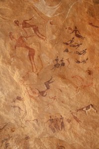 Arte rupestre, Preistoria: Pittura rupestre di un grande gruppo di personaggi e bestiame in un rifugio ornato, nel massiccio di Uweinat, Egitto. (Periodo da 8000 a 3000 anni a.C.). Fotografia