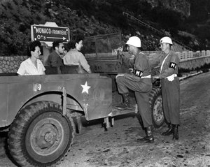 Seconda Guerra Mondiale (1939-1945): Vicino a Monaco Costa Azzurra 30 giugno 1945: Due Wacs in licenza e ospiti dell