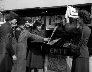 Seconda Guerra Mondiale (1939-1945) - Seconda Guerra Mondiale (WWII o WW2): Parigi (Francia) marzo 1945: Quattro Wacs (Women Army Corps) dell